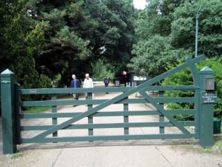 門からパークへのゲート